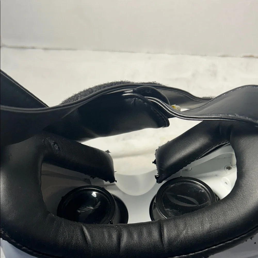 Black and White Smartphone VR Headset